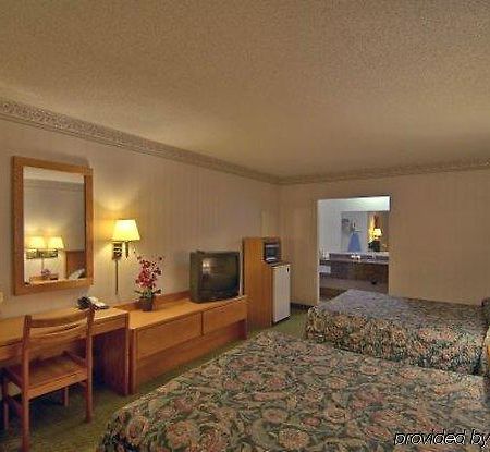 Courtesy Inn Monmouth Room photo